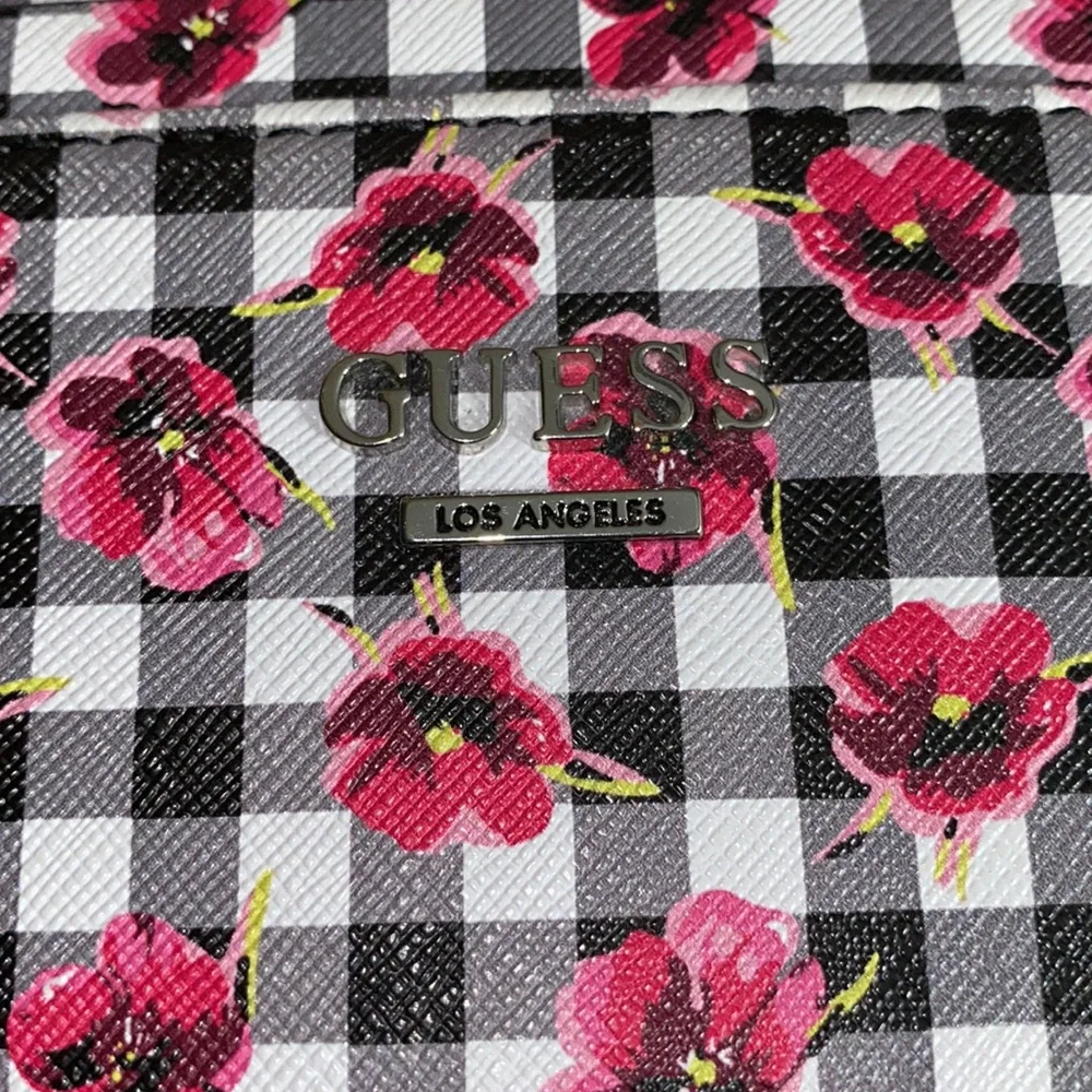Guess wristlet - Picture 4 of 4